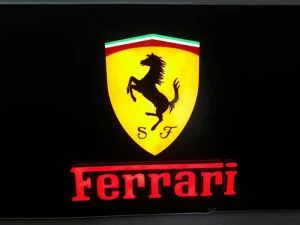 फेरारी ऑटोमोटिव डीलरशिप साइनेज