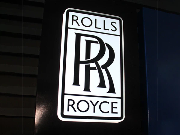 रोल्स-रॉयस ऑटोमोटिव शोरूम साइनेज